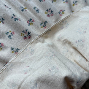 mutta.の女の子向けの秋冬ワンピース。愛らしい小花柄をちりばめた上品なベージュカラーワンピース