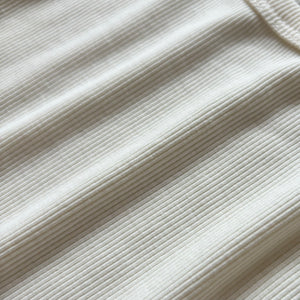 女の子用、レースフリル付きノースリーブトップス。涼しげなコットン素材で、夏のおしゃれにぴったりな子供服アイテム。