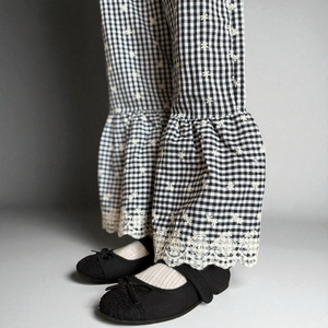 mutta. ギンガムチェック上下セットアップ 女の子 キッズ 長袖ブラウスとフリルパンツ レース使いが上品なおしゃれ服