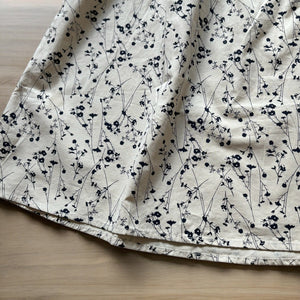 レトロな花柄模様の女の子ワンピース