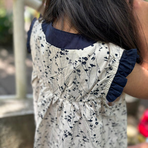 レトロな花柄模様の女の子ワンピース