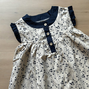 レトロな花柄模様の女の子ワンピース