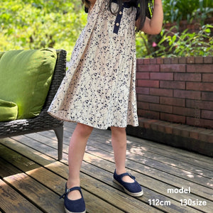 レトロな花柄模様の女の子ワンピース