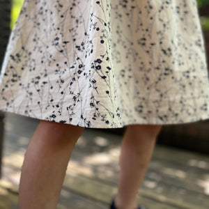 レトロな花柄模様の女の子ワンピース