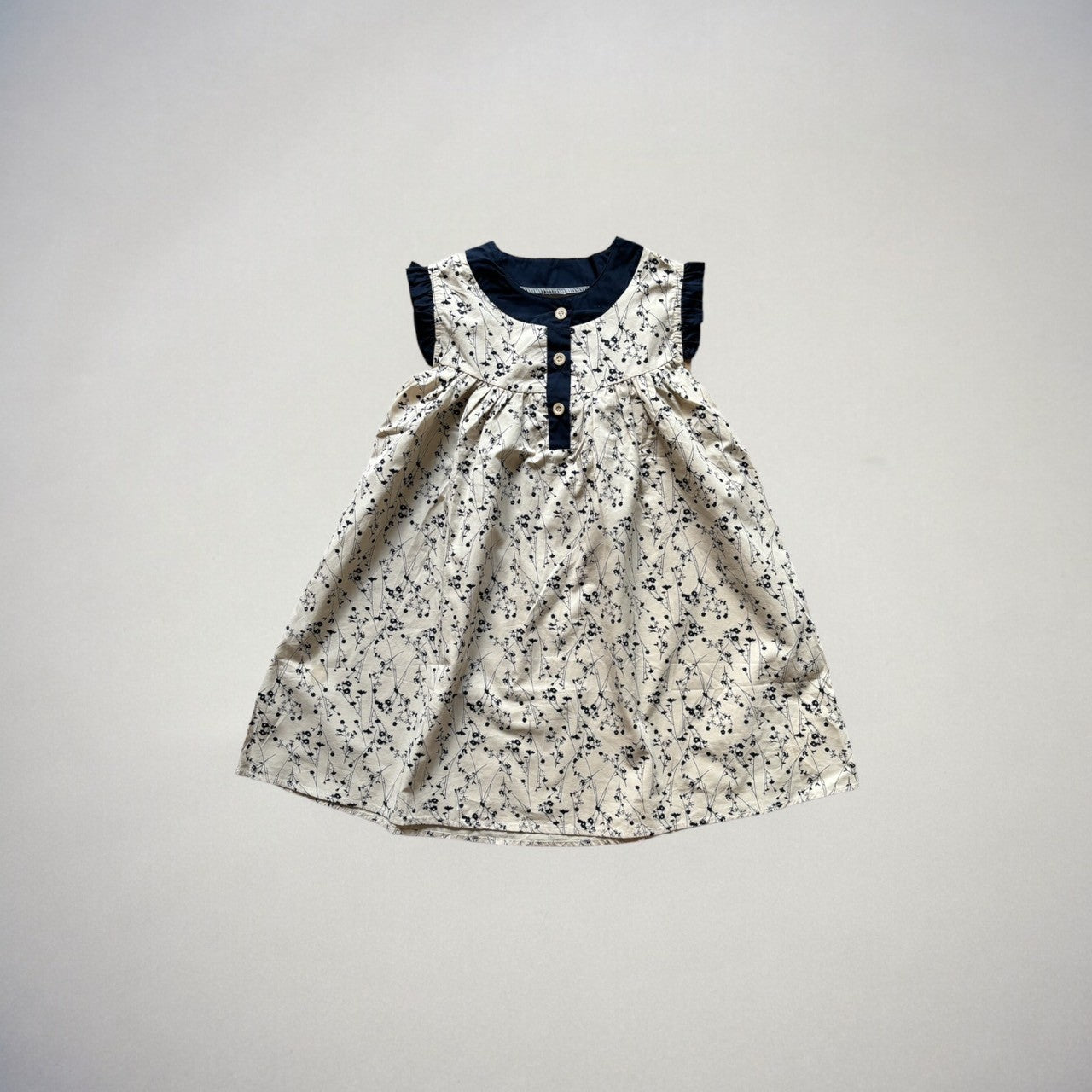 レトロな花柄模様の女の子ワンピース