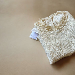 レトロシックなフリル襟のトップス