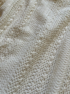 レトロシックなフリル襟のトップス