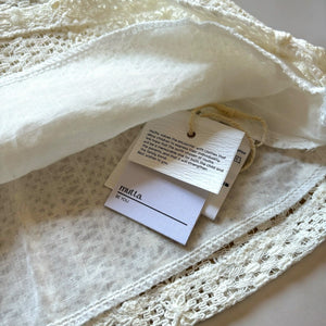 レトロシックなフリル襟のトップス