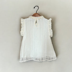 レトロシックなフリル襟のトップス