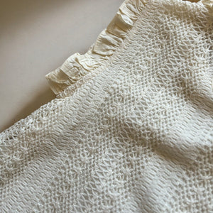 レトロシックなフリル襟のトップス