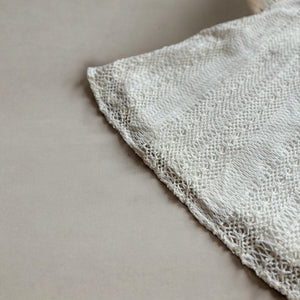 レトロシックなフリル襟のトップス