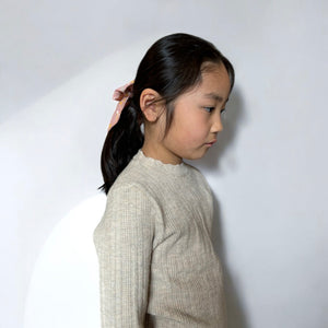 「刺繍入りのレトロシックなヘアリボン。ナチュラルカラーの生地にボタニカル柄の繊細な刺繍が施された、大きめサイズのリボンクリップ。ベビー&キッズ向けのおしゃれなヘアアクセサリー。