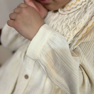 ベビーキッズ向けの丸襟の刺繍ブラウスベビーキッズ向けの丸襟の刺繍ブラウス