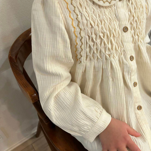 ベビーキッズ向けの丸襟の刺繍ブラウス