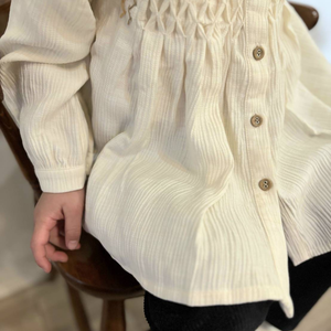 ベビーキッズ向けの丸襟の刺繍ブラウス