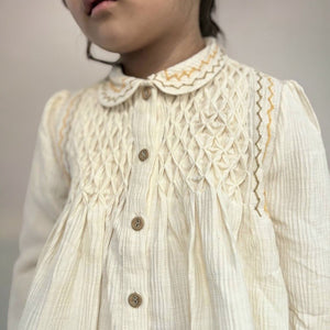 ベビーキッズ向けの丸襟の刺繍ブラウス