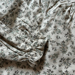 秋冬向けのキッズ花柄セットアップ