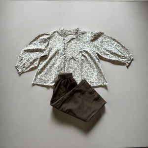 秋冬向けのキッズ花柄セットアップ