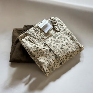 秋冬向けのキッズ花柄セットアップ