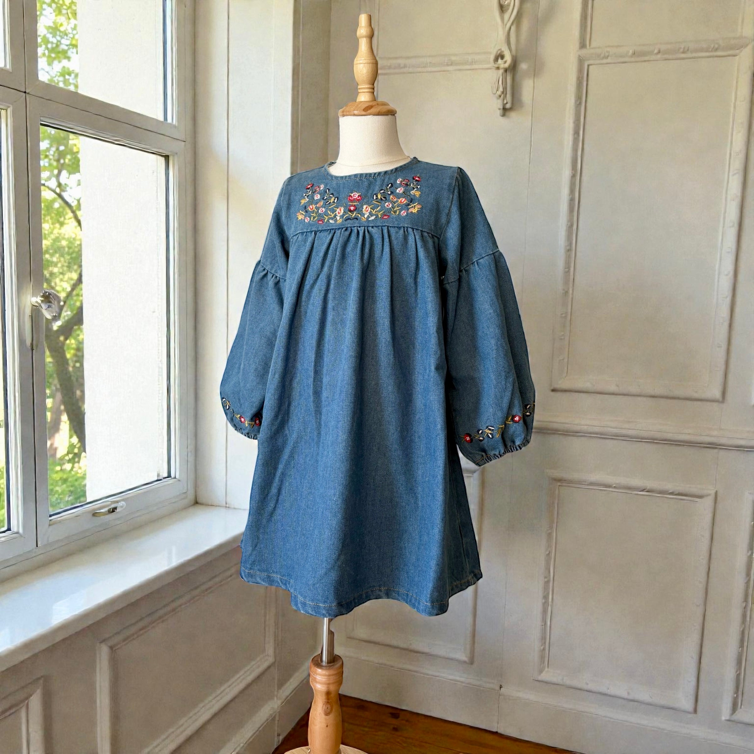 女の子のレトロでシックな秋冬向けの刺繍入りのデニムワンピース