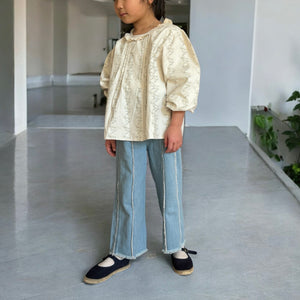 【キッズデニムパンツ】おしゃれなフリンジデザインのストレートジーンズ。ナチュラルな風合いのウォッシュドデニムに、縦ラインのフリンジステッチが施され、脚長効果も◎。動きやすいワイドシルエットと柔らかなコットン素材で快適な履き心地。カジュアルコーデやガーリーなトップスとも相性抜群なキッズ用デニム