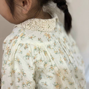 かぎ編みの襟付き女の子ガーゼ生地のトップスかぎ編みの襟付き女の子ガーゼ生地のトップス