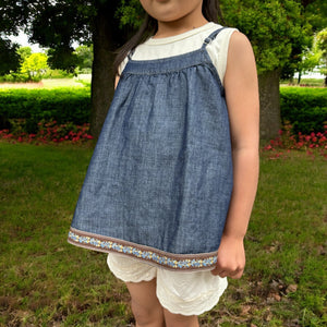 女の子用の刺繍入りデニムキャミソール。肩紐調節可能でナチュラルなAラインシルエット。春夏にぴったりのmutta新作キッズトップス