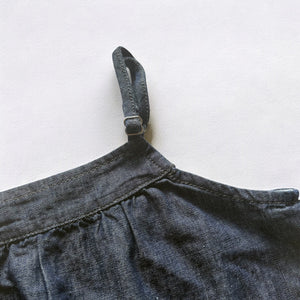 女の子用の刺繍入りデニムキャミソール。肩紐調節可能でナチュラルなAラインシルエット。春夏にぴったりのmutta新作キッズトップス