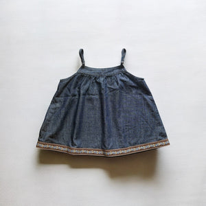 女の子用の刺繍入りデニムキャミソール。肩紐調節可能でナチュラルなAラインシルエット。春夏にぴったりのmutta新作キッズトップス