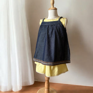 女の子用の刺繍入りデニムキャミソール。肩紐調節可能でナチュラルなAラインシルエット。春夏にぴったりのmutta新作キッズトップス