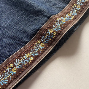 女の子用の刺繍入りデニムキャミソール。肩紐調節可能でナチュラルなAラインシルエット。春夏にぴったりのmutta新作キッズトップス