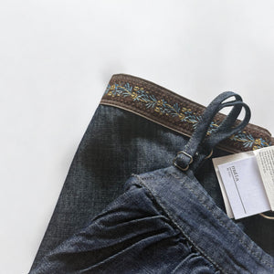 女の子用の刺繍入りデニムキャミソール。肩紐調節可能でナチュラルなAラインシルエット。春夏にぴったりのmutta新作キッズトップス