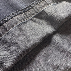 女の子用の刺繍入りデニムキャミソール。肩紐調節可能でナチュラルなAラインシルエット。春夏にぴったりのmutta新作キッズトップス