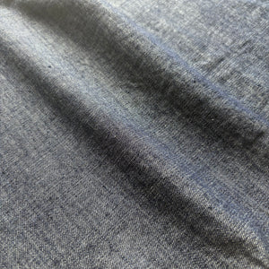 女の子用の刺繍入りデニムキャミソール。肩紐調節可能でナチュラルなAラインシルエット。春夏にぴったりのmutta新作キッズトップス