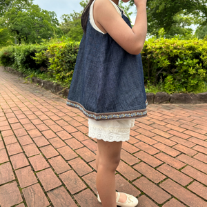 女の子用の刺繍入りデニムキャミソール。肩紐調節可能でナチュラルなAラインシルエット。春夏にぴったりのmutta新作キッズトップス