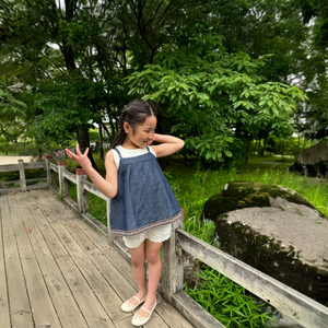 女の子用の刺繍入りデニムキャミソール。肩紐調節可能でナチュラルなAラインシルエット。春夏にぴったりのmutta新作キッズトップス