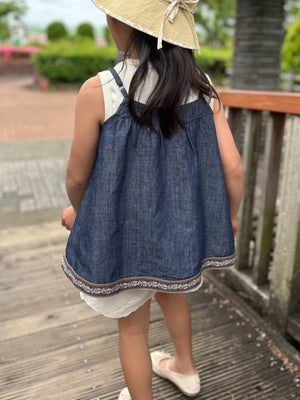 女の子用の刺繍入りデニムキャミソール。肩紐調節可能でナチュラルなAラインシルエット。春夏にぴったりのmutta新作キッズトップス