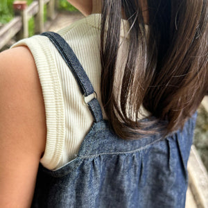 女の子用の刺繍入りデニムキャミソール。肩紐調節可能でナチュラルなAラインシルエット。春夏にぴったりのmutta新作キッズトップス