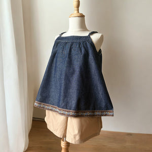 女の子用の刺繍入りデニムキャミソール。肩紐調節可能でナチュラルなAラインシルエット。春夏にぴったりのmutta新作キッズトップス