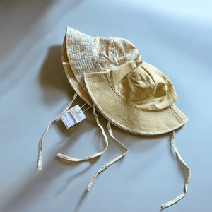 mutta.のレトロな小花柄リバーシブルキッズ帽子|イエローカラーと花柄の2WAYデザイン・あご紐付き・サイズ調整可能な春夏のおしゃれ子ども帽子