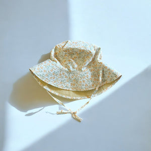 mutta.のレトロな小花柄リバーシブルキッズ帽子|イエローカラーと花柄の2WAYデザイン・あご紐付き・サイズ調整可能な春夏のおしゃれ子ども帽子