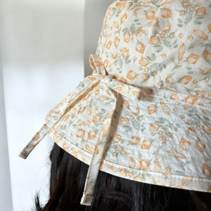 mutta.のレトロな小花柄リバーシブルキッズ帽子|イエローカラーと花柄の2WAYデザイン・あご紐付き・サイズ調整可能な春夏のおしゃれ子ども帽子
