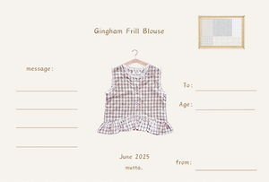 ギンガムチェック柄のノースリーブキッズトップスを着た女の子。muttaの夏の新作、涼しげなコットン素材とフリル裾が特徴