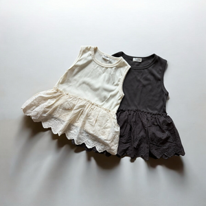 女の子用、レースフリル付きノースリーブトップス。涼しげなコットン素材で、夏のおしゃれにぴったりな子供服アイテム。