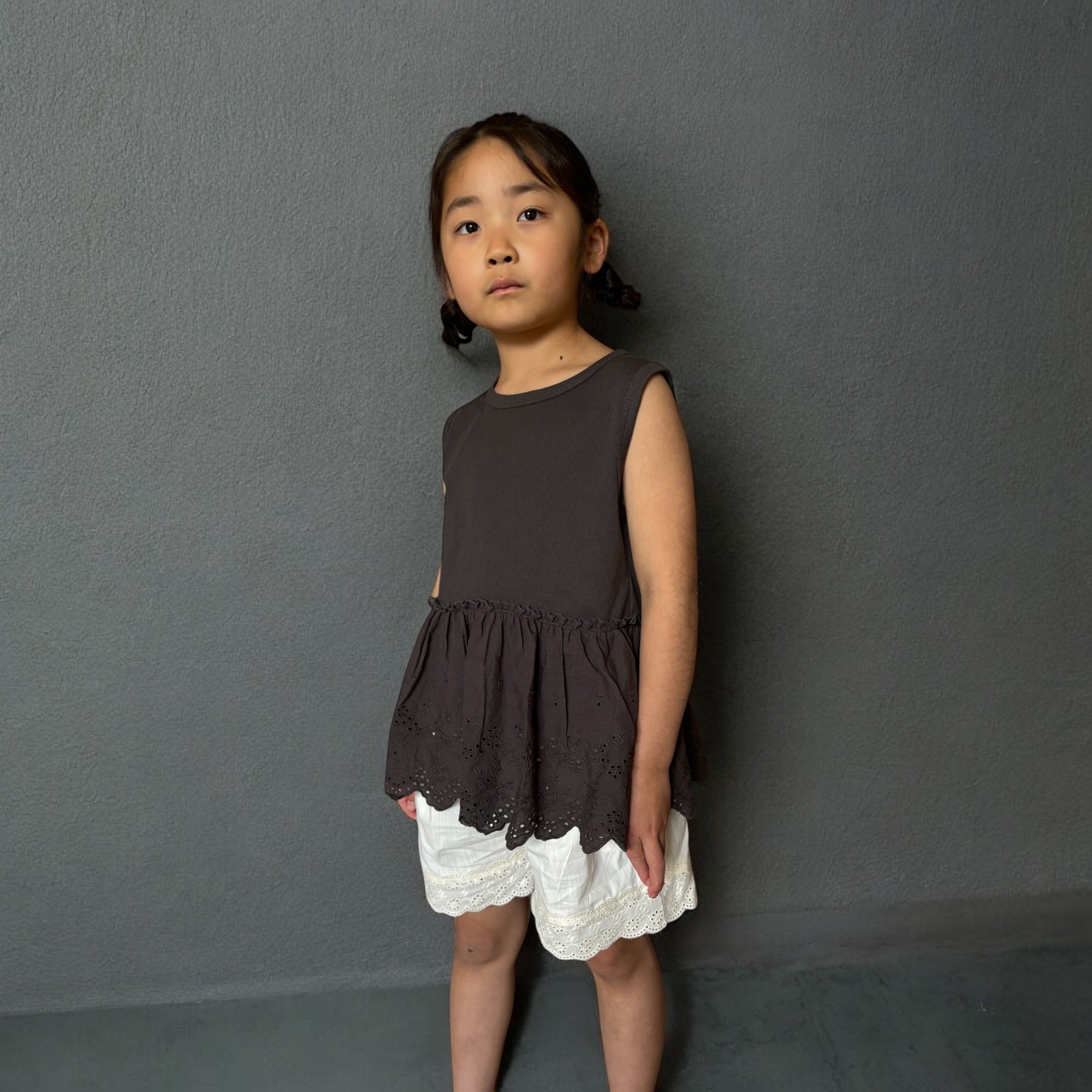 女の子用、レースフリル付きノースリーブトップス。涼しげなコットン素材で、夏のおしゃれにぴったりな子供服アイテム。