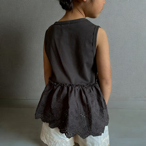 女の子用、レースフリル付きノースリーブトップス。涼しげなコットン素材で、夏のおしゃれにぴったりな子供服アイテム。