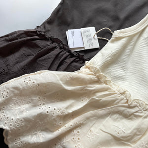 女の子用、レースフリル付きノースリーブトップス。涼しげなコットン素材で、夏のおしゃれにぴったりな子供服アイテム。