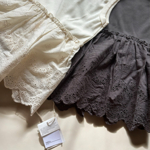 女の子用、レースフリル付きノースリーブトップス。涼しげなコットン素材で、夏のおしゃれにぴったりな子供服アイテム。