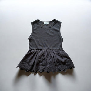 女の子用、レースフリル付きノースリーブトップス。涼しげなコットン素材で、夏のおしゃれにぴったりな子供服アイテム。