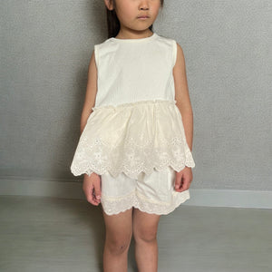 女の子用、レースフリル付きノースリーブトップス。涼しげなコットン素材で、夏のおしゃれにぴったりな子供服アイテム。